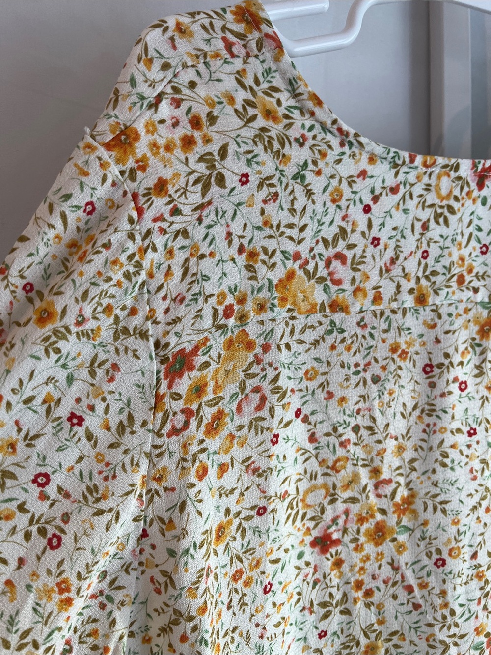 Rose & Thme Cream Floral V-Neck Ruffle Hem Blouse - Picture 13 of 16